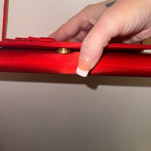 Beautiful Robinson Elegant Red Satin Evening bag with Bow Detail - Picture 2 of 10